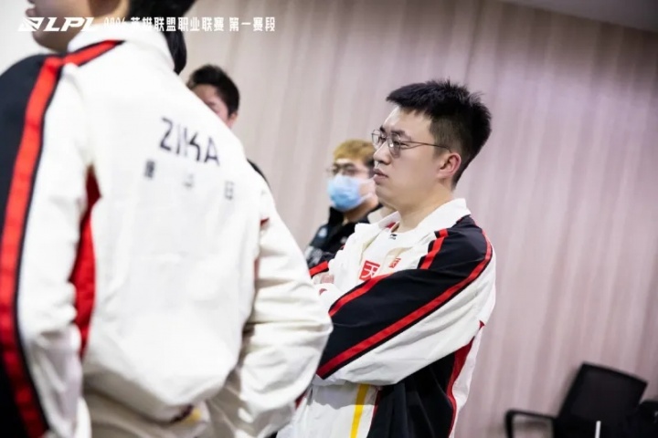 Xiaohu：我要整理好英雄优先级减少失误，找机会的同时不死